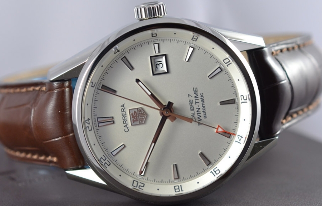 怎樣預(yù)防泰格豪雅手表表盤(pán)上出現(xiàn)灰塵？（手表保養(yǎng)）